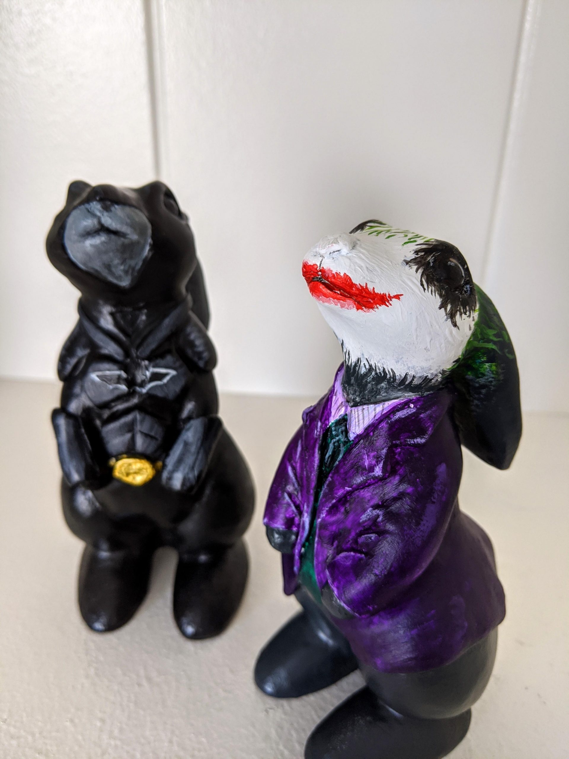 Rabbit sculpture Joker - Image 3