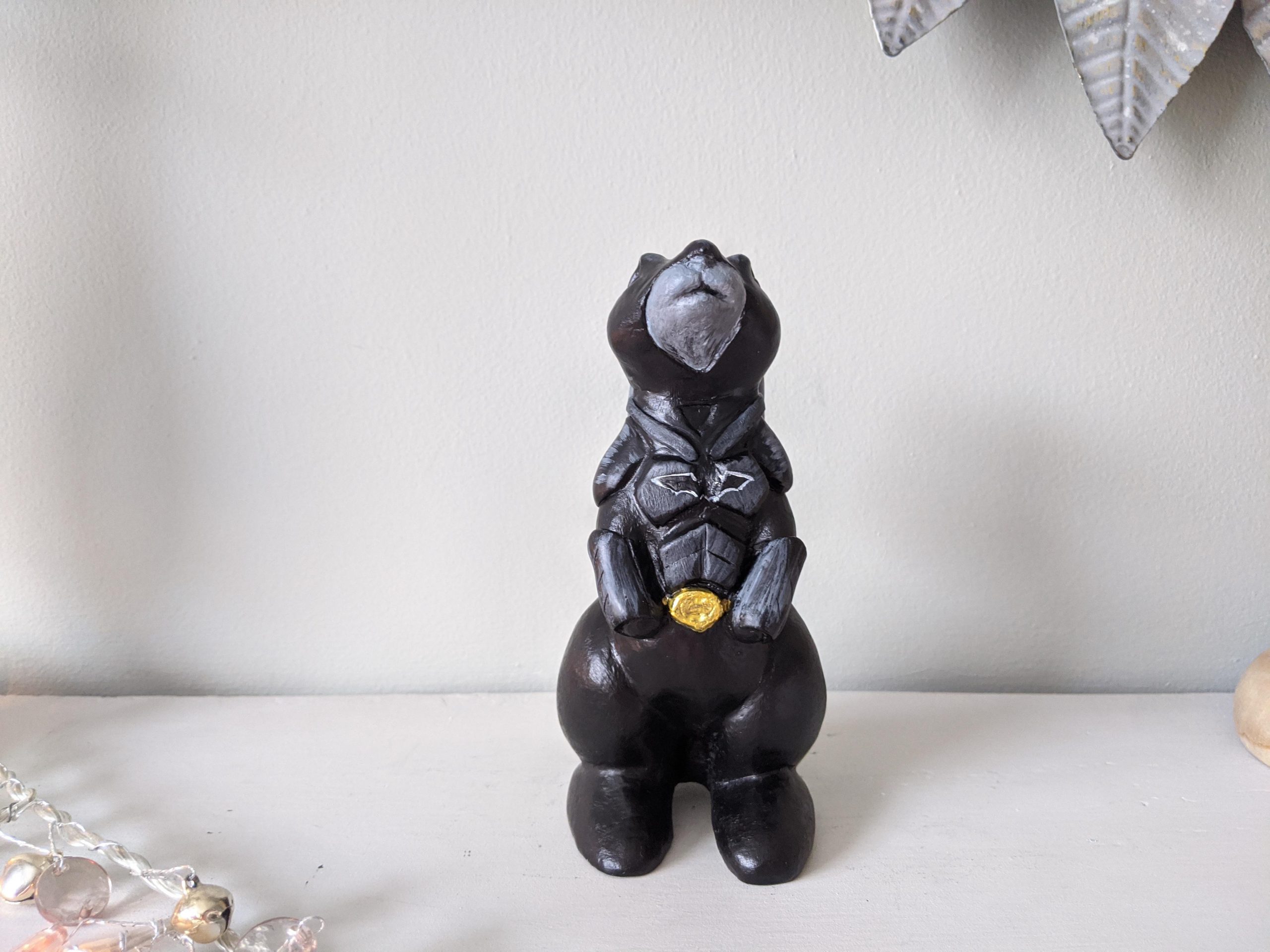 Rabbit sculpture Batman - Image 3