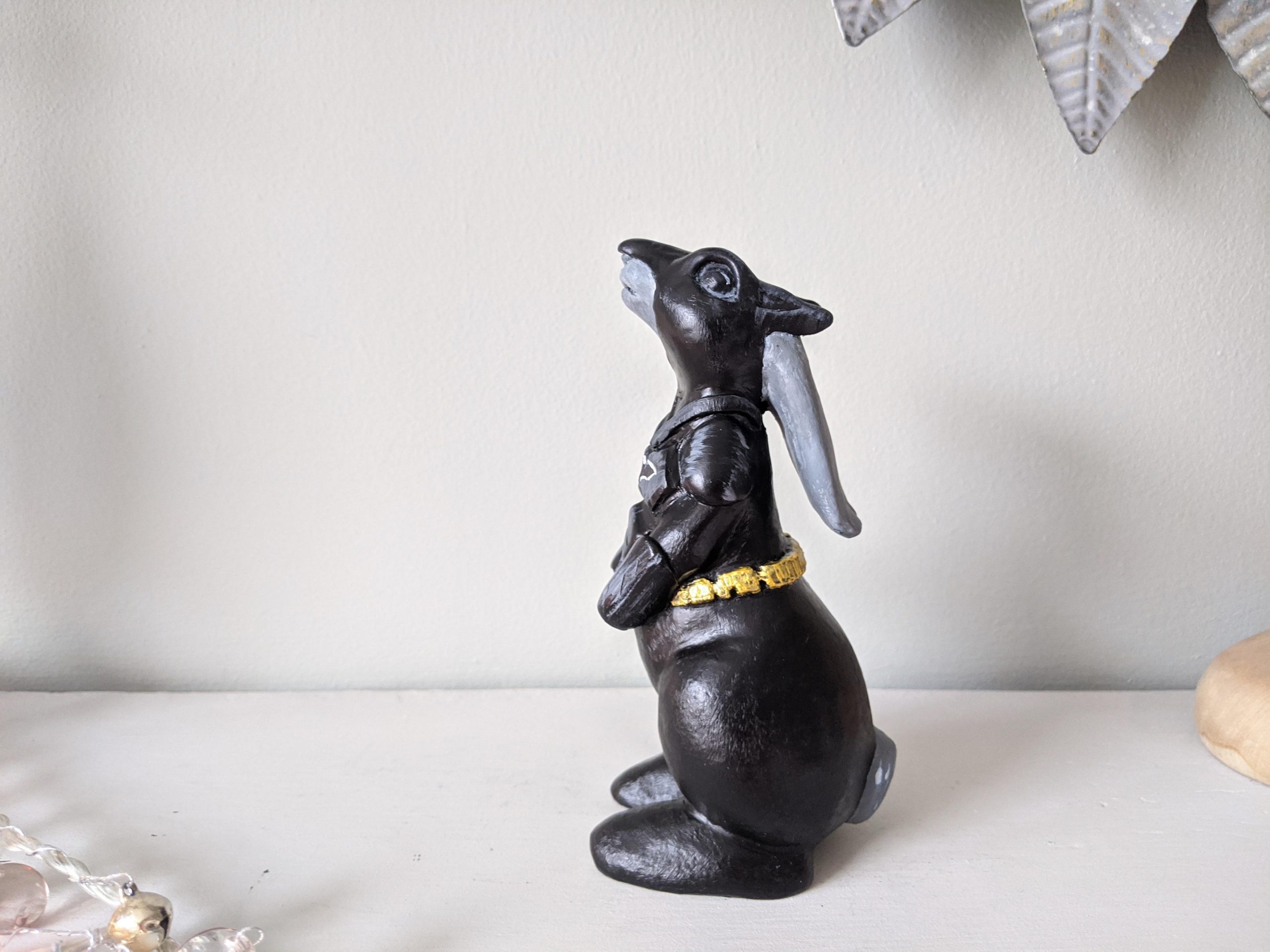 Rabbit sculpture Batman - Image 4