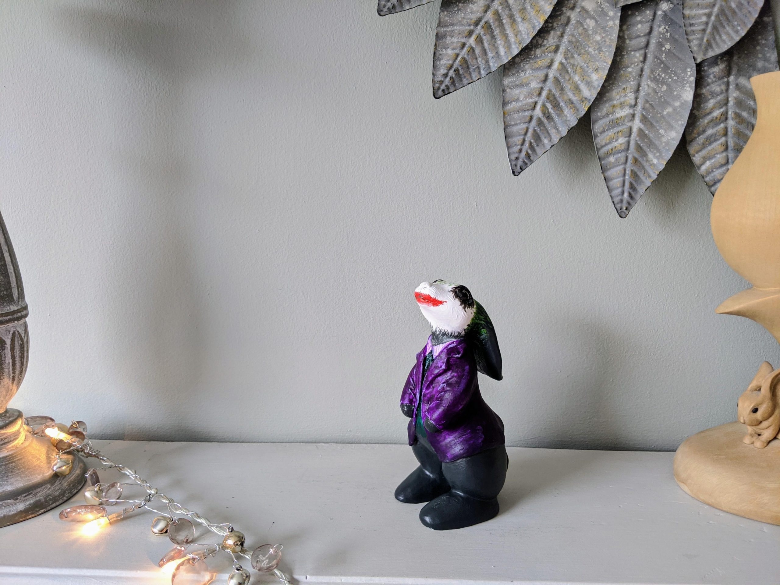 Rabbit sculpture Joker - Image 4